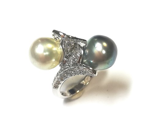 Lot 55 - A modern pearl and diamond 'night and day' ring