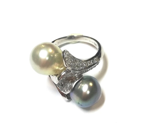 Lot 55 - A modern pearl and diamond 'night and day' ring