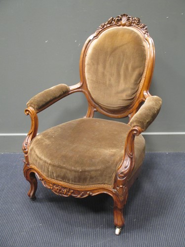Lot 637 - A pair of Victorian show frame easy chairs on...