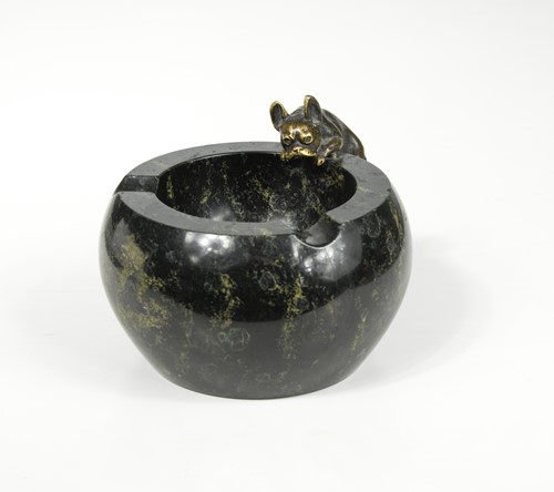 Lot 116 - An early 20th century marble ashtray mounted with a bronze model of a French bulldog