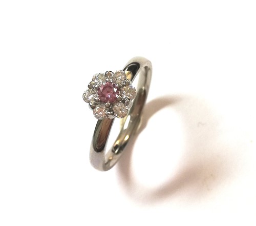 Lot 194 - A modern pink and white diamond cluster ring