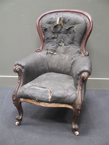 Lot 668 - A Victorian mahogany spoon back arm chair,...
