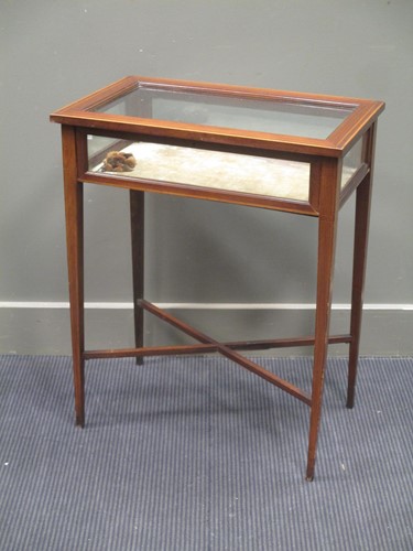 Lot 669 - An Edwardian mahogany display top table 75 x...