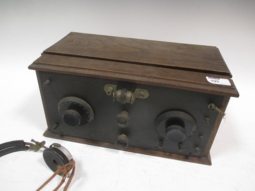 Lot 195 - A vintage oak radio receiver