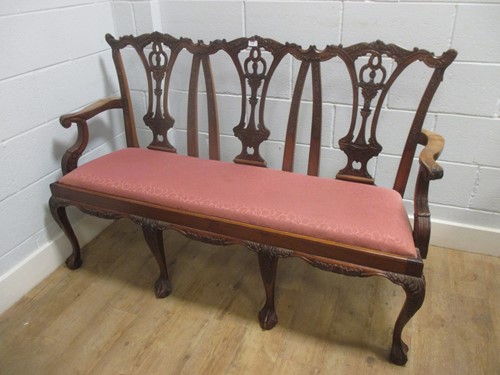 Lot 574 - A Georgian style chair back settee 100x 144x 48cm