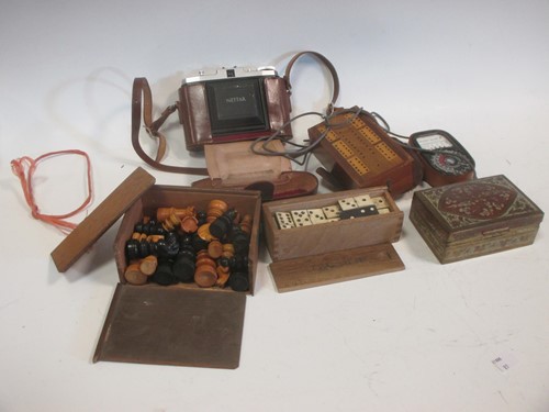 Lot 135 - A set of dominos and chess pieces