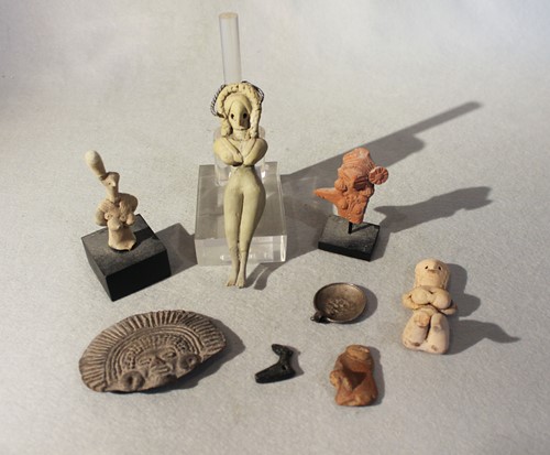 Lot 436 - A group of eight ancient Mesopotamian artefacts