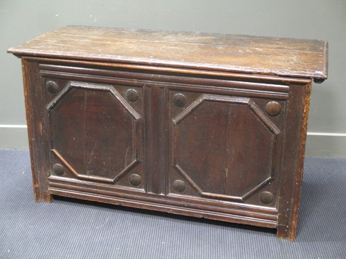 Lot 647 - A large oak coffer 76 x 136 x 59cm