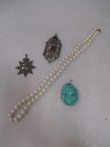 Lot 246 - A string of cultured pearls. A...