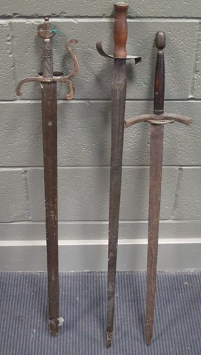 Lot 156 - A broadsword with Damascus blade and makers...
