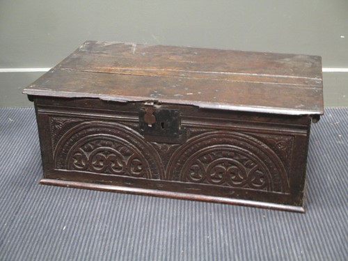 Lot 581 - An 17th/18th century oak bible box 28 x 76 x 46cm