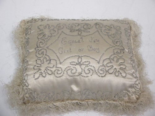 Lot 140 - A 19th century Sailors Valentine pin cushion -...
