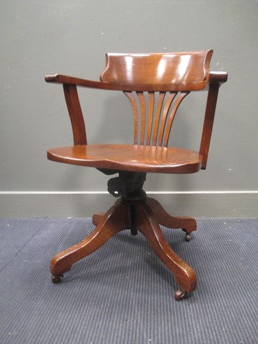 Lot 611 - An Edwardian oak revolving desk chair