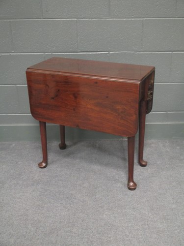 Lot 581 - A small George III mahogany drop-leaf table,...