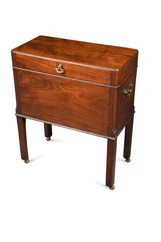 Lot 916 - A George III mahogany cellarette
