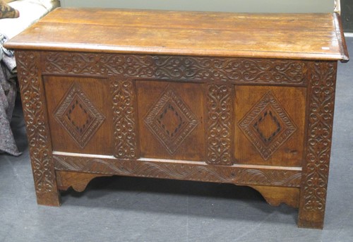 Lot 604 - An oak coffer 72 x 106 x 54cm