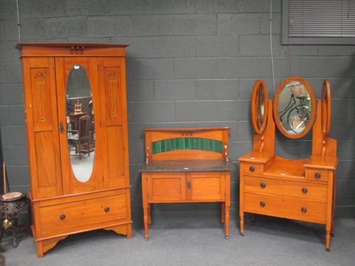 Lot 736 - An early 20th century bedroom suite comprising...