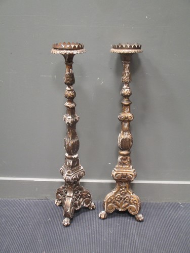 Lot 593 - A pair of Italian giltwood floor standing...
