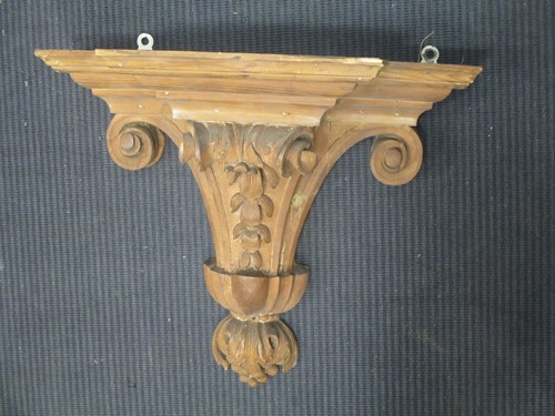 Lot 672 - A carved pine wall bracket