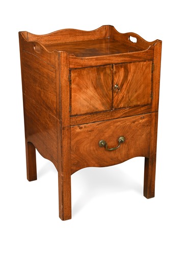 Lot 919 - A George III mahogany tray-top night cupboard