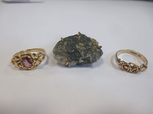 Lot 187 - A nugget style crystal brooch in a gold...
