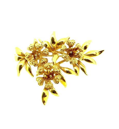 Lot 49 - Cropp & Farr - An 18ct gold floral brooch