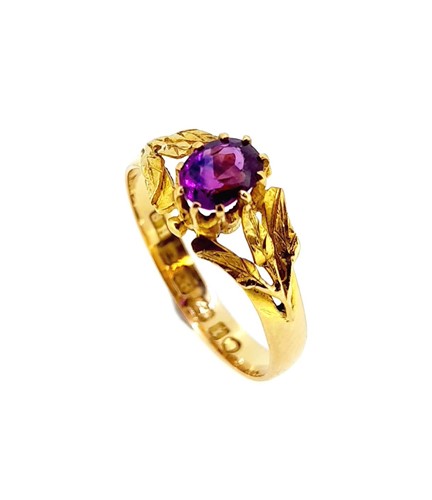 Lot 32 - A Victorian 18ct gold and purple sapphire ring