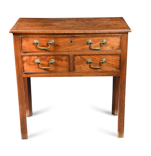 Lot 921 - A George III mahogany low boy