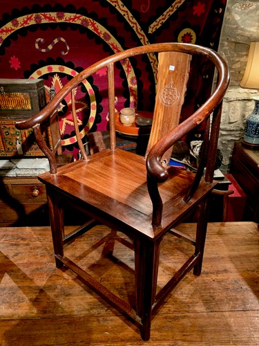 Lot 458 - A pair of Chinese horse shoe backed hardwood armchairs Quanli, in late Ming Dynasty style, 20th century