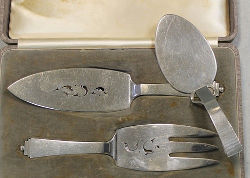 Lot 92 - Harald Nielsen for Georg Jensen, a Danish metalwares pyramid pattern cake slice and fork