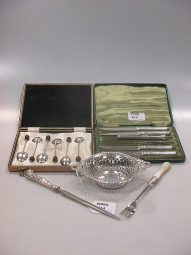 Lot 414 - A silver pierced bon bon dish, together with a...