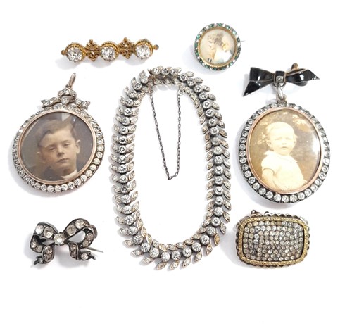 Lot 25 - A selection of early 20th century paste jewellery