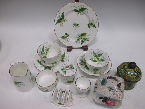 Lot 39 - A collection of porcelain, to include a...