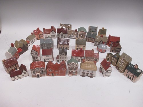 Lot 101 - A quantity of 20th century pottery cottages...