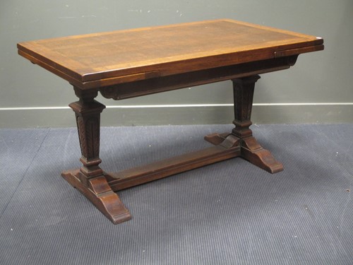 Lot 534 - An oak drawleaf dining table 137 x 83cm