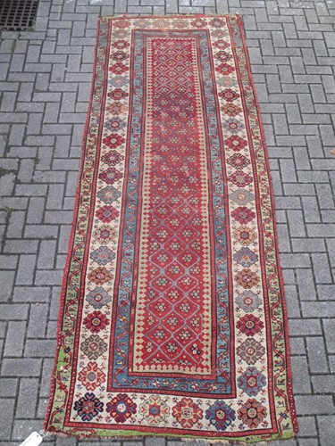 Lot 528 - An early 20th century Hamadan runner