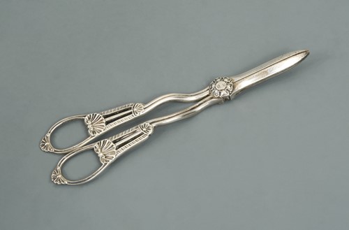 Lot 402 - A pair of George V silver grape scissors