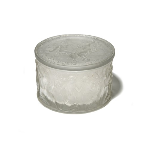 Lot 6 - Figurines et Voiles, an R. Lalique glass box and cover