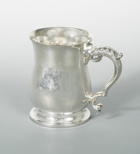 Lot 403 - A George V silver tankard