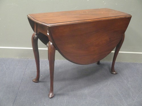 Lot 560 - A George III mahogany oval drop leaf dining table