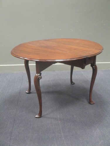 Lot 444 - A George III mahogany oval drop leaf dining table