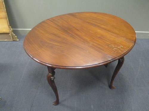 Lot 444 - A George III mahogany oval drop leaf dining table