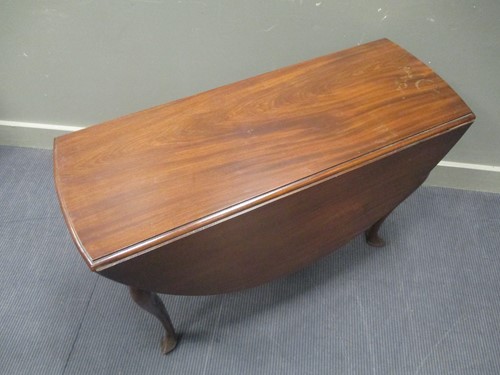 Lot 444 - A George III mahogany oval drop leaf dining table