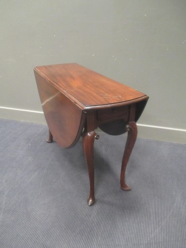 Lot 444 - A George III mahogany oval drop leaf dining table