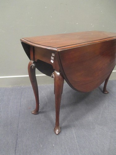 Lot 444 - A George III mahogany oval drop leaf dining table