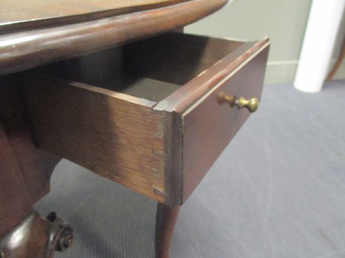 Lot 444 - A George III mahogany oval drop leaf dining table