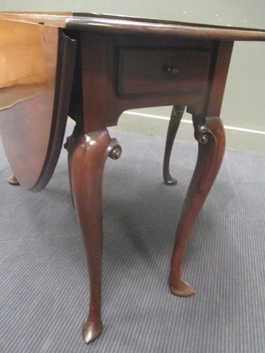 Lot 444 - A George III mahogany oval drop leaf dining table