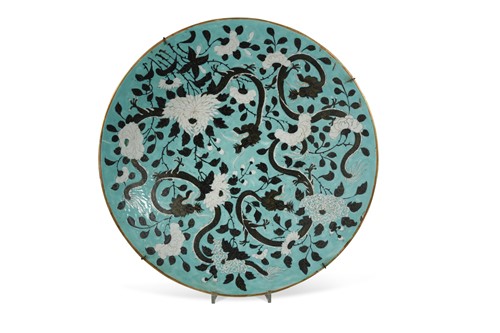 Lot 393 - A Chinese porcelain circular dragons charger, Guangxu Emperor (1871 - 1908)