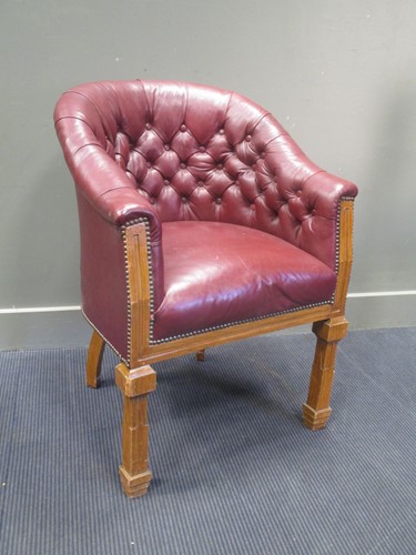 Lot 685 - Club Chair