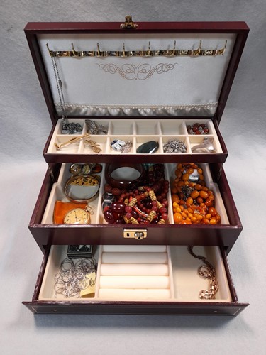 Lot 392 - A jewellery box containing a quantity of...
